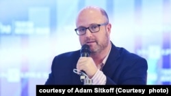 Ông Adam Sitkoff, Giám đốc Điều hành Phòng Thương mại Mỹ (AmCham) tại Hà Nội nói rằng các cuộc đàm phán đang được tiến hành để thuyết phục chính quyền Việt Nam “xem xét lại quá trình lập pháp vội vã” đối với luật thắt chặt các quy định về bảo vệ dữ liệu.