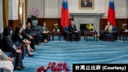 台湾总统蔡英文在台北总统府会见北美洲台湾商会联合总会访问团。(2023年5月8日)