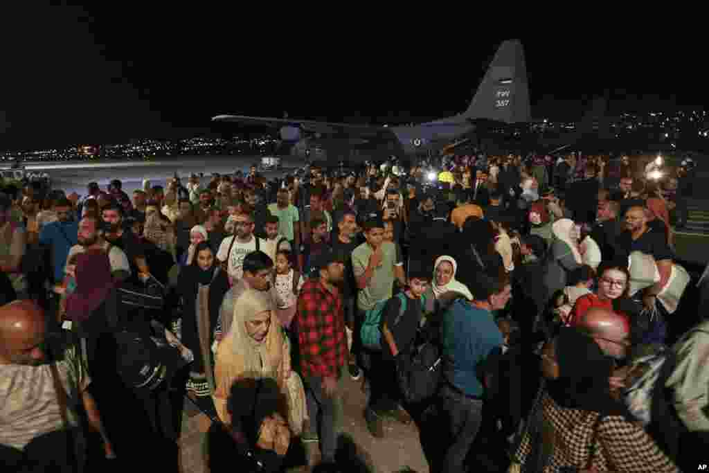 ဆူဒန်ကနေ လေယာဉ်နဲ့ ခေါ်ထုတ်လာတဲ့ ဂျော်ဒန်နိုင်ငံသားတွေ ဖြစ်ပါတယ်။ ဂျော်ဒန်နိုင်ငံ အမ္မန်မြို့က စစ်လေယာဉ်ကွင်းကို တင်္နလာနေ့ ဧပြီ ၂၃၊ ၂၀၂၃ မှာ ဆိုက်ရောက်လာကြတာပါ။