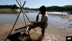 资料照片:2013年11月6日,缅甸克钦族男子在缅甸仰光以北约1600公里的克钦邦密支那的密松淘金。(美联社照片)