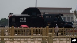 在天安门事件35周年到来之际,特警的警车停在戒备森严的天安门广场上。(2024年6月4日)
