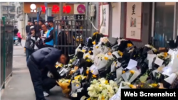 2023年10月28日中国安徽合肥红星路李克强故居悼念现场,民众鲜花鞠躬致哀。(照片来自网络)