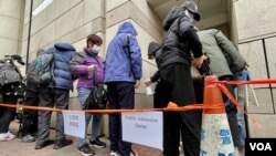 资料照:香港壹传媒创办人黎智英国安案12月19日踏入第二日审讯,西九龙裁判法院大楼外继续有大批市民及怀疑“排队党”轮候旁听席筹号。(美国之音/汤惠芸)