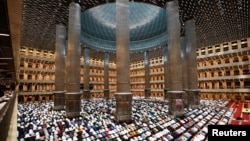 斋月的第一个晚上,印尼穆斯林在首都雅加达的伊斯蒂克拉尔大清真寺内参加名为 Tarawih的晚间集体祈祷。(资料照片:2024年3月11日)