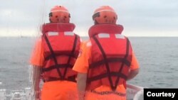 一艘中国籍渔船在金门外海遭不明船只擦撞沉默,台湾海巡派员协助搜救。(台湾海巡署提供:2024年8月17日)