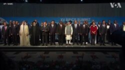 出席金砖国家峰会领导人合照“全家福”