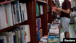 资料照片:2020年6月23日,一名男子在中国香港的一家独立书店读书。(路透社照片)
