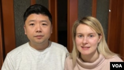 居住在乌克兰敖德萨的北京青年王吉贤和妻子达莎接受美国之音记者斯洋专访(采访视频截图)