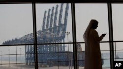 资料照:一名阿联酋官员参加哈利法港一期建筑工程的开幕式。