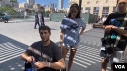 10月7日凌晨受哈马斯攻击的幸存者,名为Yuval,他是防守边境的戈兰尼旅(Golani Brigade)特种部队成员,正在特拉维夫 Ichilov 医院康复中。