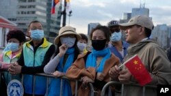 几名中国人在蒙古首都乌兰巴托广场等待教宗方济各的到来。(2023年9月2日)