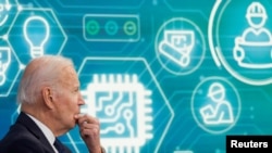 拜登总统在白宫与美国商界领袖和各州州长召开美国半导体芯片与供应链议题的视频会议。(2022年3月9日)