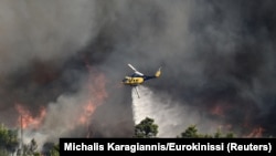 ဂရိနိုင်ငံ အေသင်မြို့နားက Varnava ကျေးရွာတောမီးကို ရဟတ်ယာဥ်နဲ့ရေဖျန်းငြှိမ်းသတ်နေစဥ်။ (သြဂုတ် ၁၁၊ ၂၀၂၄)