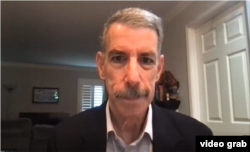 前CNN北京分社社长,《报导中国》一书作者齐迈可(Mike Chinoy)接受美国之音视频采访。(视频截图,2023年3月14日)