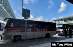 香港政府时隔5年再次举办十一中国国庆烟花汇演,当日警方在湾仔海滨一带实施严格的人流管制,派出多部大型警车布防 (美国之音/汤惠芸)