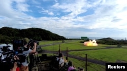 在台湾屏东举行的军演中,台湾军人进行爱国者PAC-2地对空导弹射击操演。(2024年8月20日视频截图)