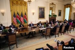 美国总统拜登与肯尼亚总统威廉·鲁托(William Ruto)和商界领导人在白宫举行会谈。(2024年5月22日)