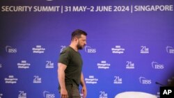 乌克兰总统泽连斯基在新加坡举办的香格里拉对话会议期间前去出席一个记者会。(2024年6月2日)