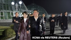 资料照片:朝鲜领导人金正恩和女儿金珠爱视察朝鲜的温室建设。(2024年3月16日)