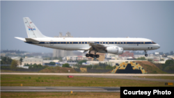 美国国家航空航天局(NASA)一架飞机低空飞过台湾南部台南机场进行空气品质观测实验。(2024年3月13日,台湾环境部提供)