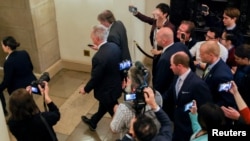 2023年5月31日,美国众议院议长凯文麦卡锡抵达美国国会大厦,美国众议院当晚以314-117的投票结果通过了麦卡锡与拜登总统达成的债务上限协议。