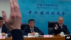 2023年4月26日,中国外交部欧亚司副司长于骏(中)在中国国家主席习近平与乌克兰总统泽连斯基通电话后的简报会上。(美联社照片)