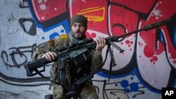 这位为乌克兰而战的外籍战士名叫保尔·史密斯,来自美国加州圣迭戈。2022年11月15日,保尔与乌克兰陆军签了合同,参加乌军解放科尔松的反攻战。照片中保尔正在科尔松外围占据阵地。