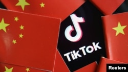 TikTok标识与中国国旗图示。(路透社照片)