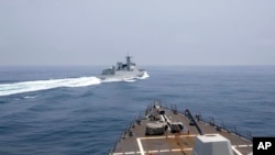 中国军舰在台湾海峡切入美国海军驱逐舰“钟云号”行驶的航道前方,距离不到150码(137米)(2023年6月3日)