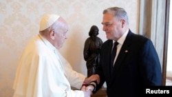 2023年8月21日,教宗方济各在梵蒂冈会见美国参谋长联席会议主席马克·米利将军。(路透社照片)