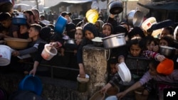 Người Palestine xếp hàng nhận đồ ăn ở Rafah, Dải Gaza, 12/3/2024.