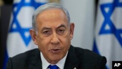 资料照:以色列总理内塔尼亚胡在特拉维夫的以色列国防部所在地基里亚军事基地主持内阁会议。(2023年12月24日)
