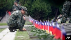 资料照:台湾军人在金门烈士陵园扫墓纪念八二三炮战65周年。(2023年8月23日)