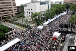 台湾立法院就改革法案举行投票之际,支持民进党的民众聚集在台北的立法院外。(2024年5月28日)
