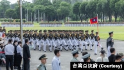 台湾陆军官校百年校庆,学员踢正步成绝响。(台湾总统府提供)