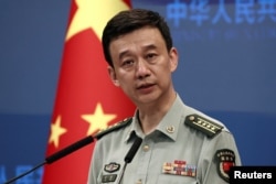 中国国防部发言人吴谦在北京的记者会上。(2023年8月31日)