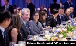 台湾总统蔡英文与新泽西州长菲尔·墨菲在纽约出席驻纽约台北经济文化办事处的活动。(2023年3月30日)