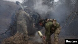 资料照片:乌克兰军人在赫尔松地区向俄罗斯阵地发射榴弹炮。(2024年3月12日)