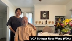 2024年8月2日,朱虞夫和妹妹在位于洛杉矶的家中。(美国之音特约记者张木林拍摄)
