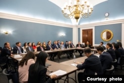 美国众议院美国与中国共产党战略竞争特设委员会成员与台湾立法院院长游锡堃率领的代表团会面。(2023年5月15日,取自中国特设委员会推特)