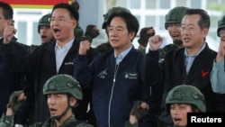 台湾总统赖清德视察花莲一处军事基地时与国军官兵在一起。(2024年5月28日)