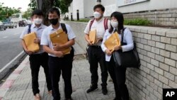 资料照片:深圳改革宗圣道教会成员准备在联合国难民事务高级专员公署驻泰国曼谷的办公室递交难民申请。他们声称在中国遭受了宗教迫害。他们说,他们面临中国政府的骚扰,还有可能被遣返。(2022年9月5日)