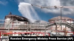 俄罗斯克拉斯诺达尔边疆区的消防队员在扑灭一座油库的大火。(2023年5月3日)