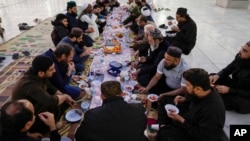 Umat Muslim berkumpul untuk berbuka puasa pada hari pertama Ramadan di Masjid Sheikh Abdul Qadir Jailani di Baghdad, Irak (foto: dok).