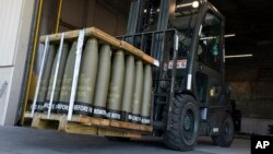 Завантаження 155-мм снарядів для України, 29 квітня 2022, Делавер. AP Photo/Alex Brandon