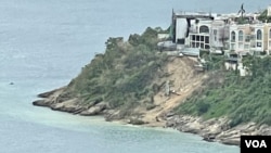 香港岛南区豪宅红山半岛独立屋向海山坡,世纪暴雨后发生大规模山泥倾泻,并揭发有僭建或霸占官地等违法行为,各界质疑当局执法有双重标准之嫌 (美国之音/汤惠芸)