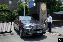 2023年8月7日,一辆外交牌照的轿车从中国驻马尼拉大使馆驶出。菲律宾外交部就一艘大型中国海警船在南中国海菲律宾专属经济区内使用水炮对一艘菲律宾补给船实施拦阻和攻击一事,召见中国驻马尼拉大使表达抗议。