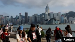 香港尖沙咀的中国大陆游客和维多利亚海湾另一侧的香港岛。(2023年5月2日)