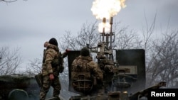 资料照片:在巴赫穆特镇附近的前线,乌军第93机械化旅的防空部队使用高射炮射击空中目标。(2024年3月6日)