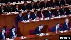 中国领导人习近平在北京人大会堂出席全国人大会议闭幕式期间投票。(2024年3月11日)